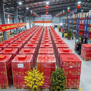 Quy mô nhà xưởng hiện đại đáp ứng tiến độ sản xuất hộp quà tết số lượng lớn cho doanh nghiệp.