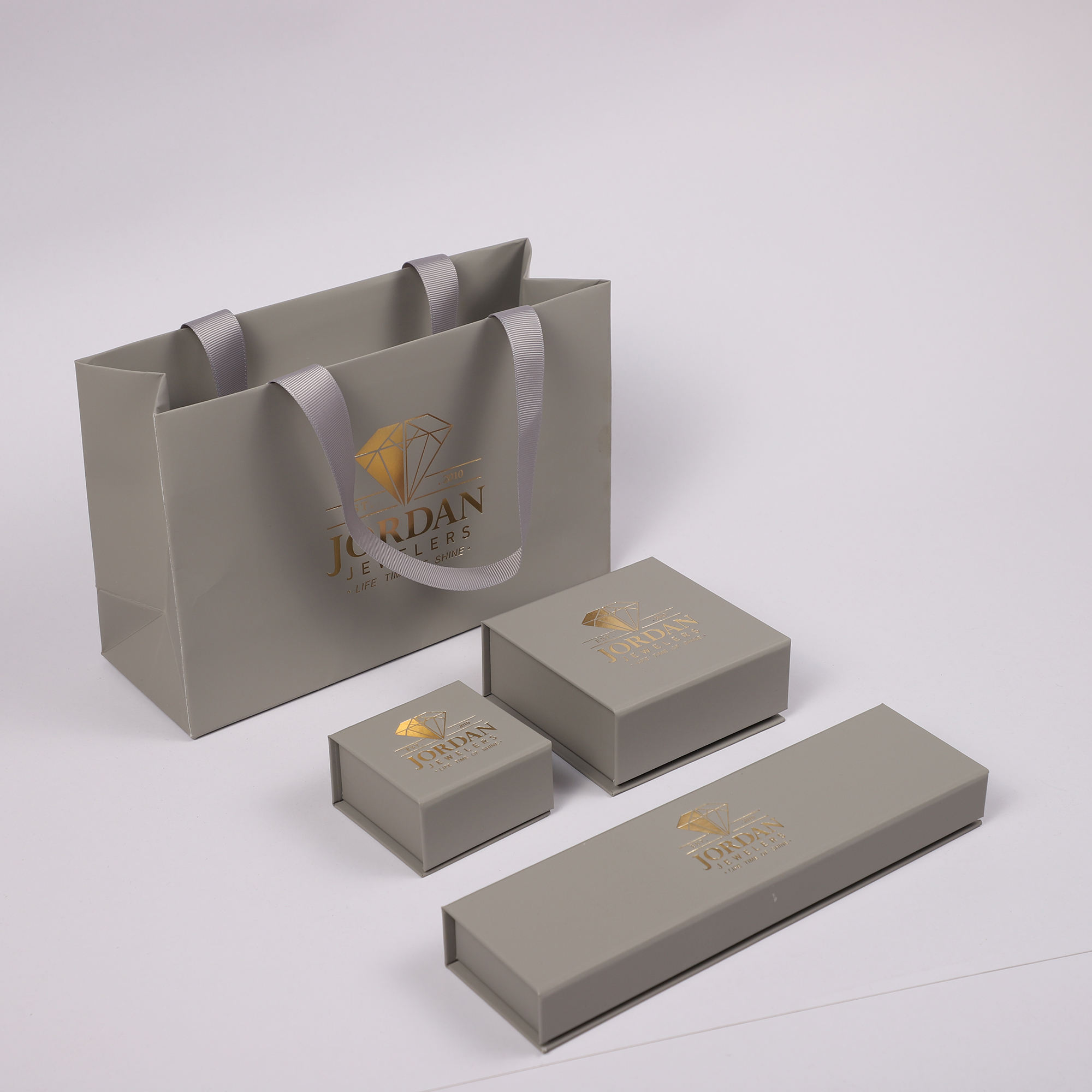 Hộp đựng trang sức - hộp nam châm ép kim logo